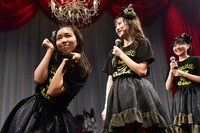 客席に向かってポーズを決める播磨怜奈（左）。