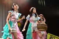 客席にサインボールを投げるはちみつロケットメンバー。