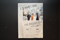 1階の壁にはTHE BOYS&GIRLSの直筆サインが入ったポスターが貼られている。