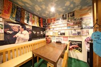 店内にはCDやツアータオルなどが並ぶ。懐かしいグッズなども多くあり、さまざまな年代のファンが楽しめる。