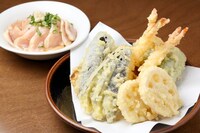 一番人気のとりわさ（奥）は680円、海老と４種の野菜天ぷら盛り合わせ（手前）は880円。