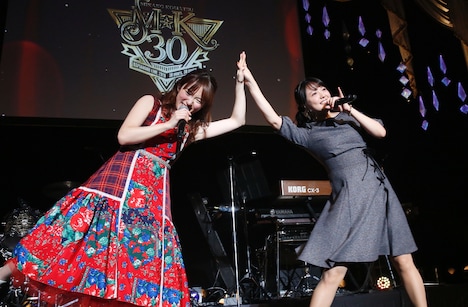 左から小松未可子、三上枝織。（撮影：森久）