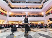 Toshlと池袋サンシャインシティ噴水広場に集まった観客。