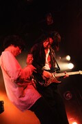 左から井上竜馬（Vo, Key）、服部栞汰（G）。（撮影：Masonori Fujikawa）
