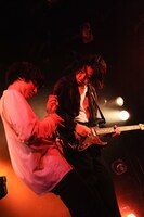 左から井上竜馬（Vo, Key）、服部栞汰（G）。（撮影：Masonori Fujikawa）