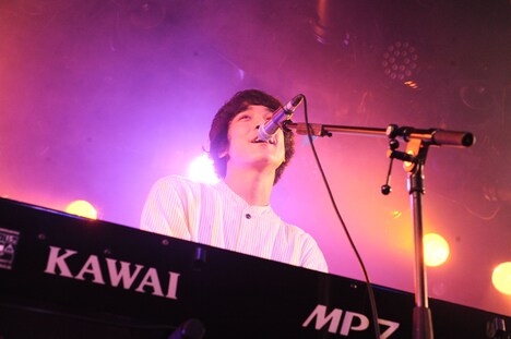 井上竜馬（Vo, Key）（撮影：Masonori Fujikawa）