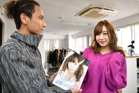 2nd写真集「きょんにゅー」をアピールする京佳。