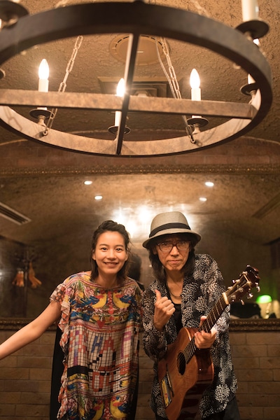 左からのん、仲井戸麗市