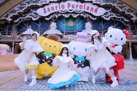 「イヤホンズクリスマス2018 in サンリオピューロランド」仕様の新衣装を着たイヤホンズ。