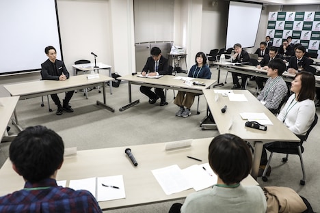 EXILE TETSUYAが参加した「中学校のダンス授業の現状および、これからの新しいダンス授業モデル」意見交換会の様子。