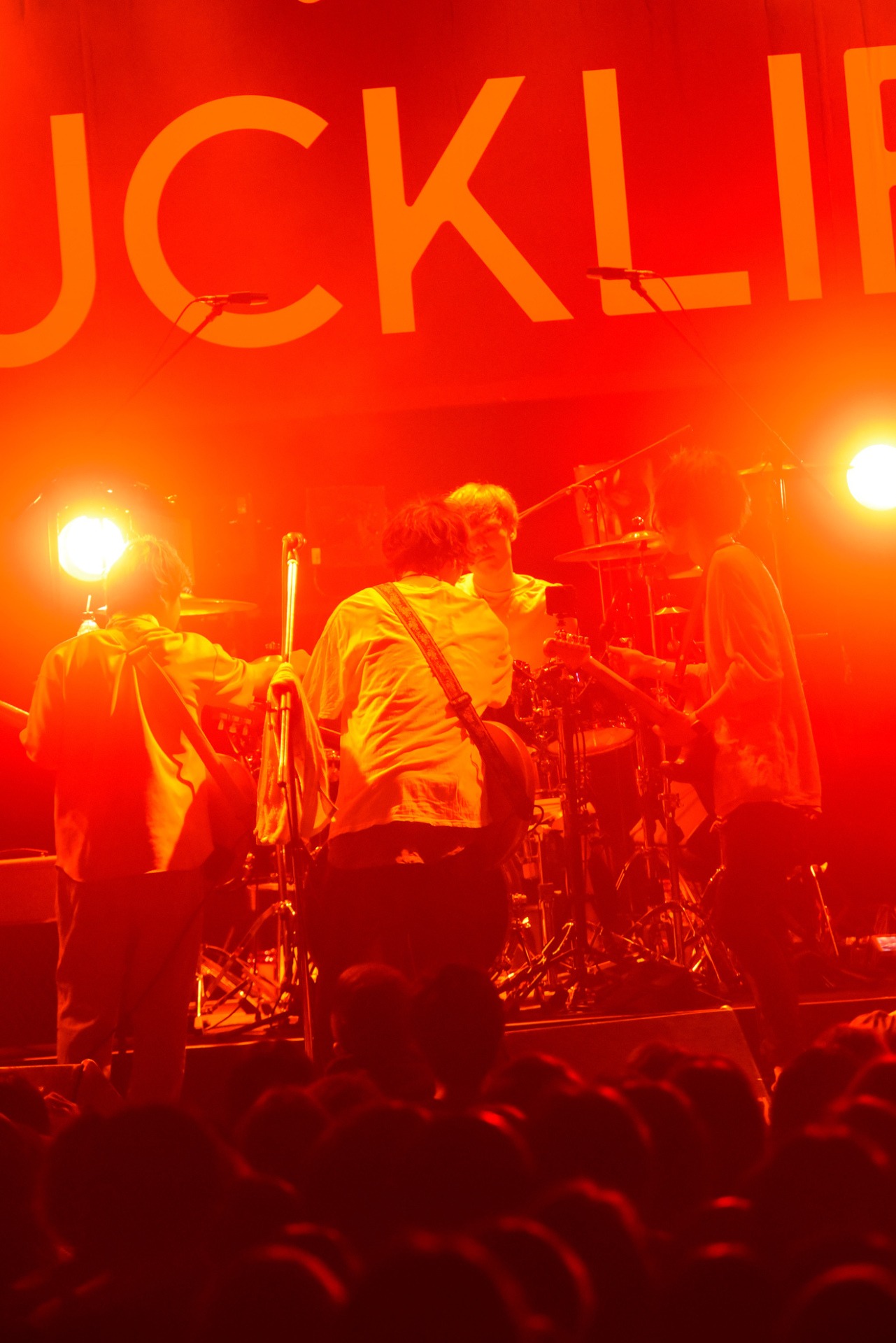 円陣を組むラックライフ。（Photo by MASANORI FUJIKAWA）