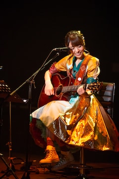 豊崎愛生が観客連れてタイムスリップ 70年代名曲披露したコンサート ライブレポート 写真11枚 音楽ナタリー