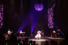 豊崎愛生「LAWSON presents 豊崎愛生 コンサート2018『AT living』」の様子。