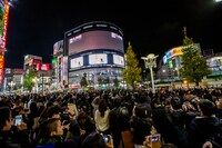 MV上映中の新宿ユニカビジョン前の様子。（Photo by Viola Kam[V'z Twinkle]）