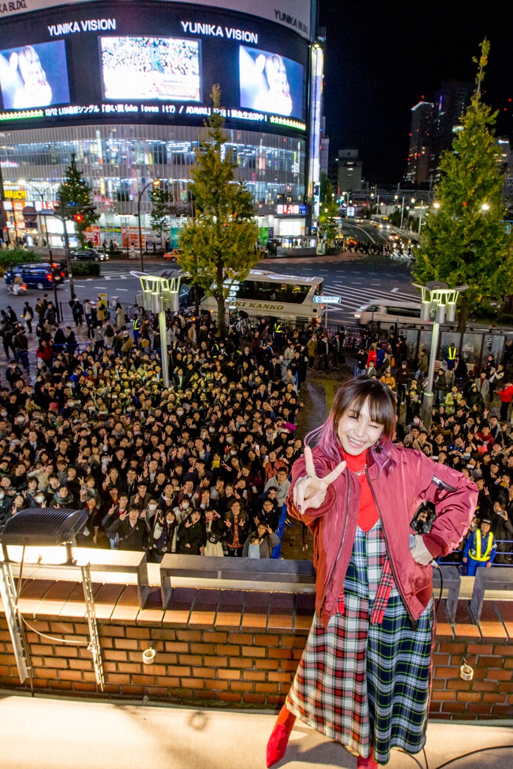 集まったファンを背に記念撮影をするLiSA。（Photo by Viola Kam[V'z Twinkle]）
