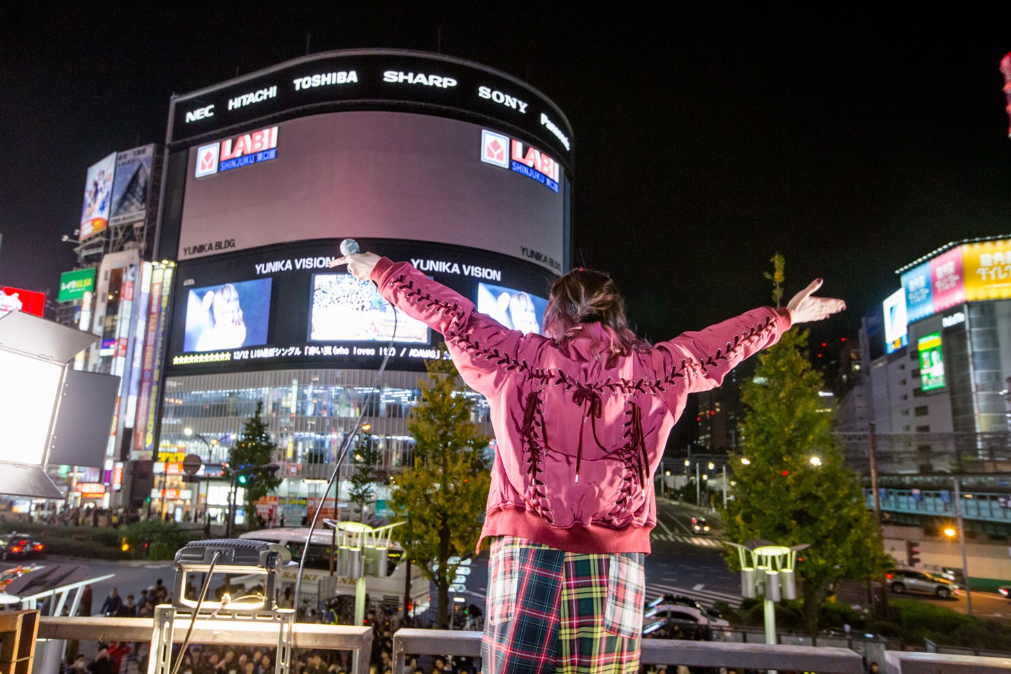 新宿ユニカビジョンを前にしたLiSA。（Photo by Viola Kam[V'z Twinkle]）