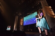新たな定期ライブの開催を発表する東京女子流。