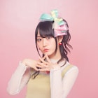 小倉唯の「アップルーム」第2弾、「君が好きです」をバックに服選び