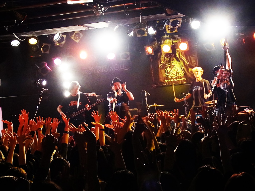 杉本恭一のライブの様子。