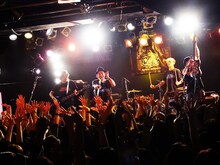 杉本恭一のライブの様子。