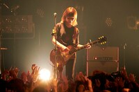 牛丸ありさ（Vo, G）（撮影：太田好治）