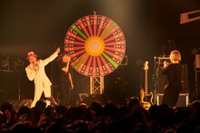 ダーツを行うyonige。（撮影：太田好治）