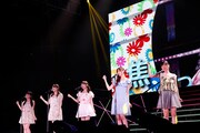 「せっかちなかたつむり」を歌う大園桃子、樋口日奈、与田祐希、梅澤美波、山下美月。(写真提供:ソニー・ミュージックレコーズ)