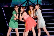 「偶然を言い訳にして」を披露する新内眞衣、衛藤美彩、松村沙友理、高山一実。(写真提供:ソニー・ミュージックレコーズ)