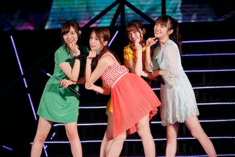 「偶然を言い訳にして」を披露する新内眞衣、衛藤美彩、松村沙友理、高山一実。(写真提供:ソニー・ミュージックレコーズ)