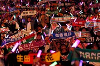 タオルを掲げる乃木坂46ファン。（写真提供：ソニー・ミュージックレコーズ）