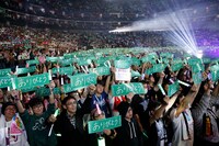 「ありがとう」と書かれたプレートを掲げる乃木坂46ファン。（写真提供：ソニー・ミュージックレコーズ）