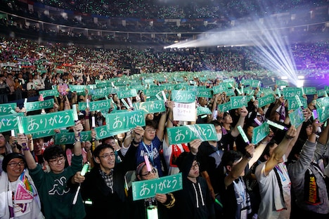 「ありがとう」と書かれたプレートを掲げる乃木坂46ファン。(写真提供:ソニー・ミュージックレコーズ)