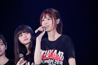 目に涙を浮かべながら挨拶する西野七瀬。（写真提供：ソニー・ミュージックレコーズ）