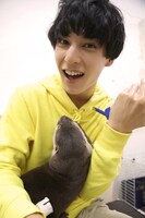 カワウソと遊ぶユースケ。