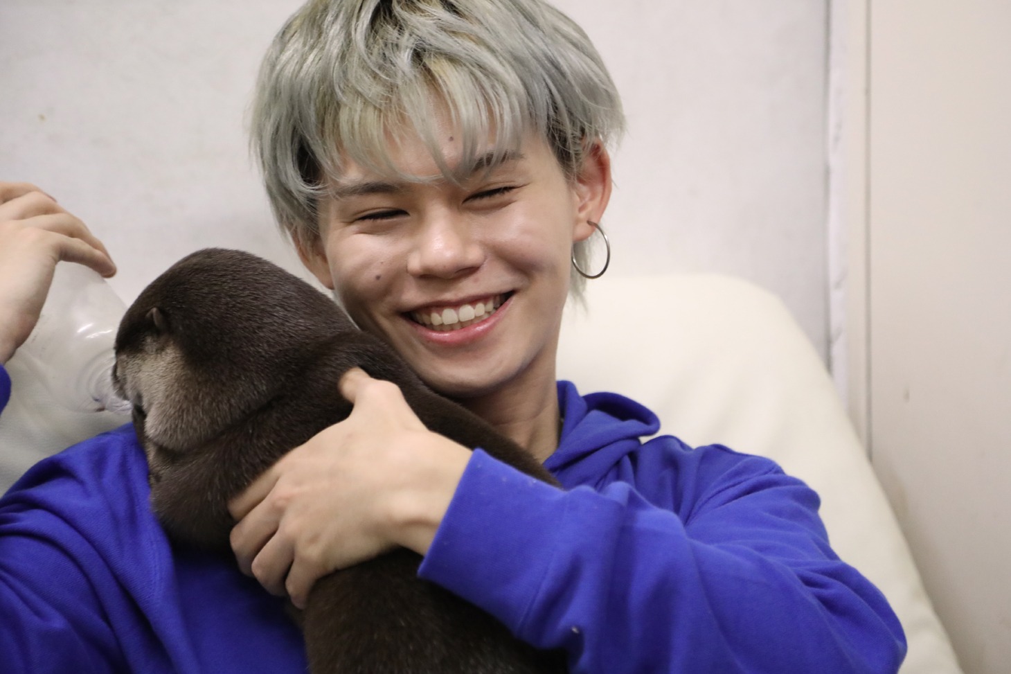 カワウソと遊ぶカイ。