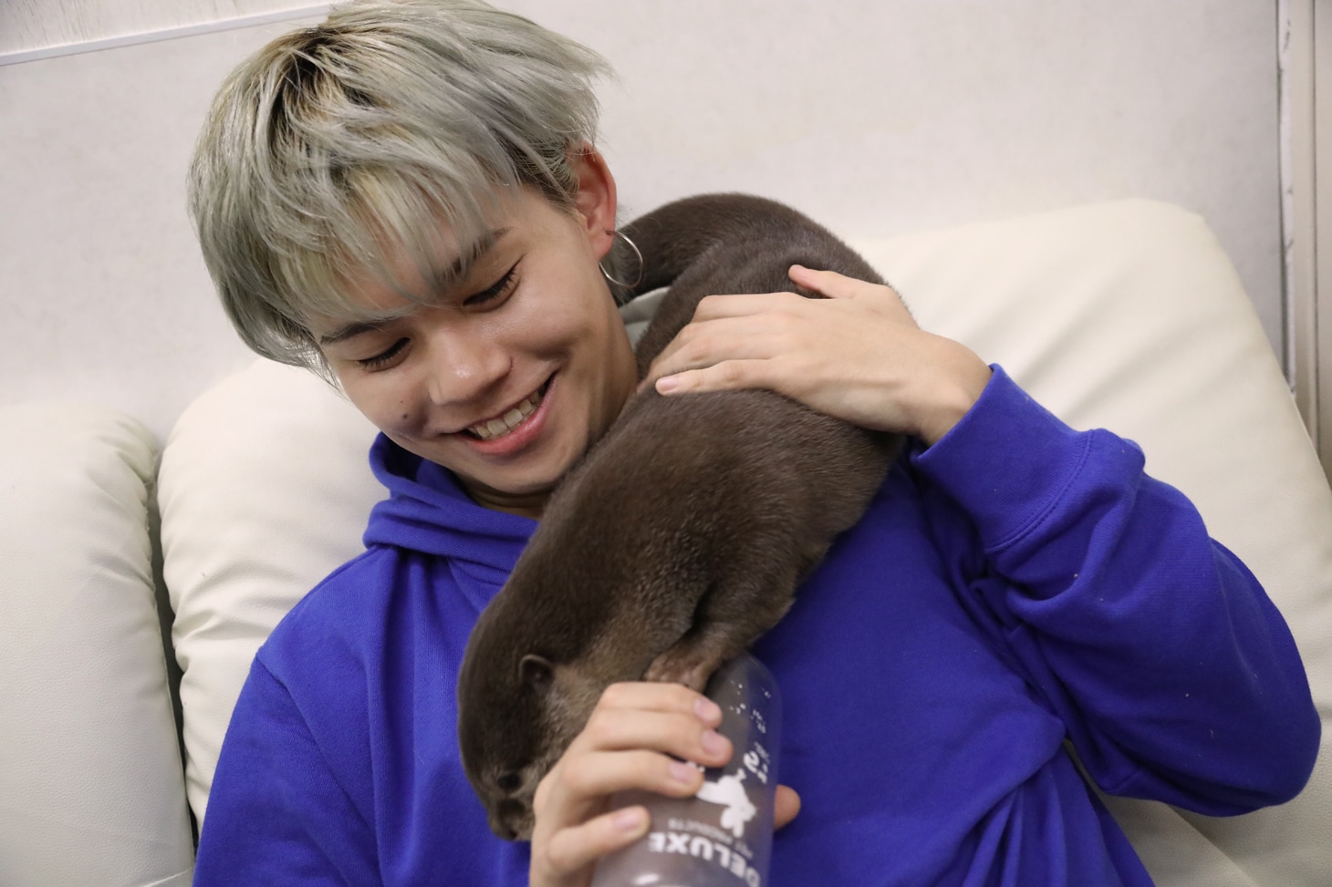 カワウソと遊ぶカイ。