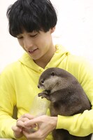 カワウソと遊ぶユースケ。