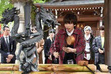 手水を使うリョウガ。