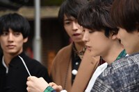 おみくじを読み上げるユーキ。