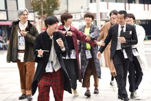 超特急とマネージャー役の庄司智春（右から2番目 / 品川庄司）。