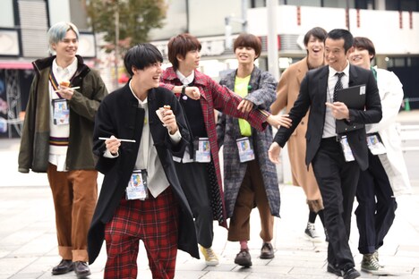 「超特急の撮れ高足りてますか?」より、超特急とマネージャー役の庄司智春(右から2番目)。