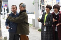 街行く人とふれあうカイ（左から2番目）。