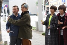 街行く人とふれあうカイ（左から2番目）。