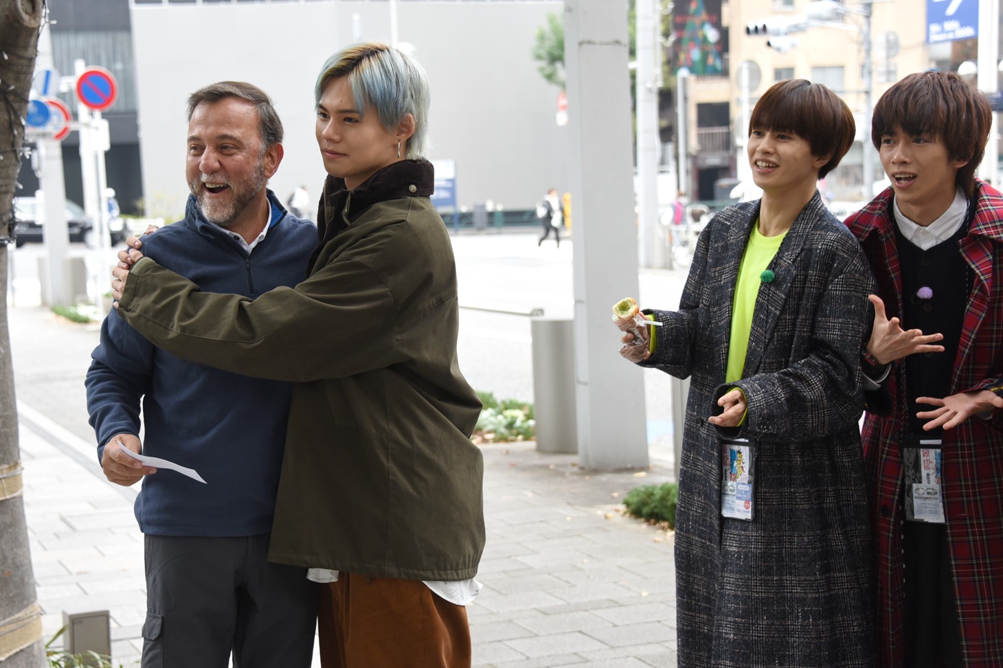 街行く人とふれあうカイ（左から2番目）。