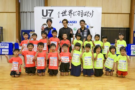EXILE TETSUYA「U-7卓球選手育成事業“未来のメダリスト”」参加時の様子。