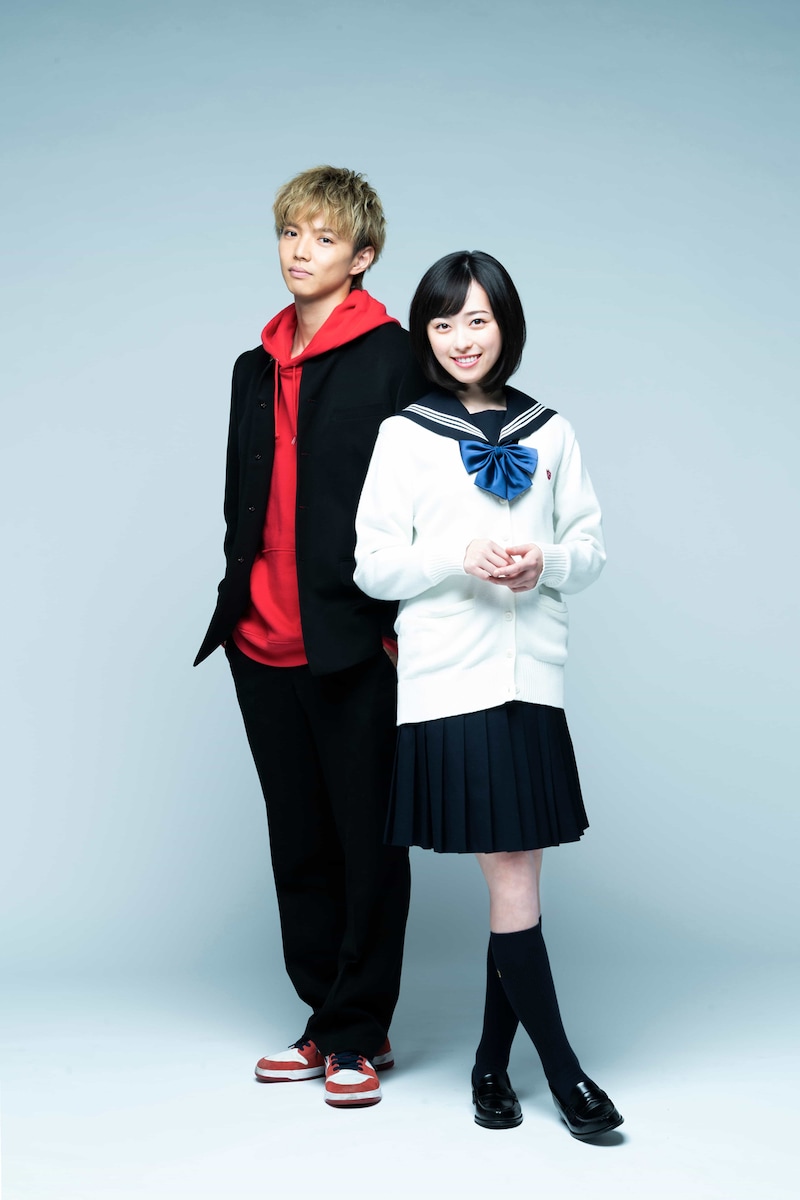 左から佐藤大樹、福原遥。