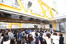 さくらしめじのフリーライブの様子。（撮影：大庭元）