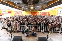 さくらしめじのフリーライブの様子。（撮影：大庭元）