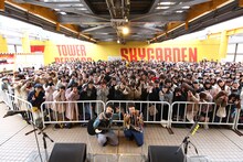 さくらしめじのフリーライブの様子。（撮影：大庭元）