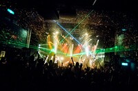 金テープを撃ち放つuijin。（撮影：稲垣謙一）